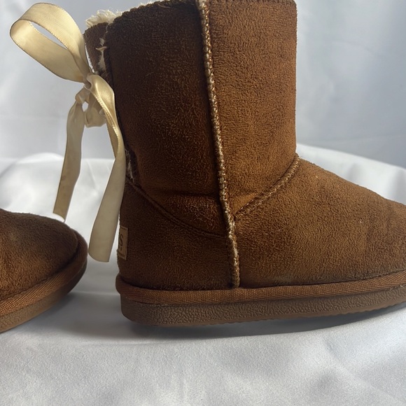 Girls Ugg like boot with bow detail size 1 - Picture 8 of 12